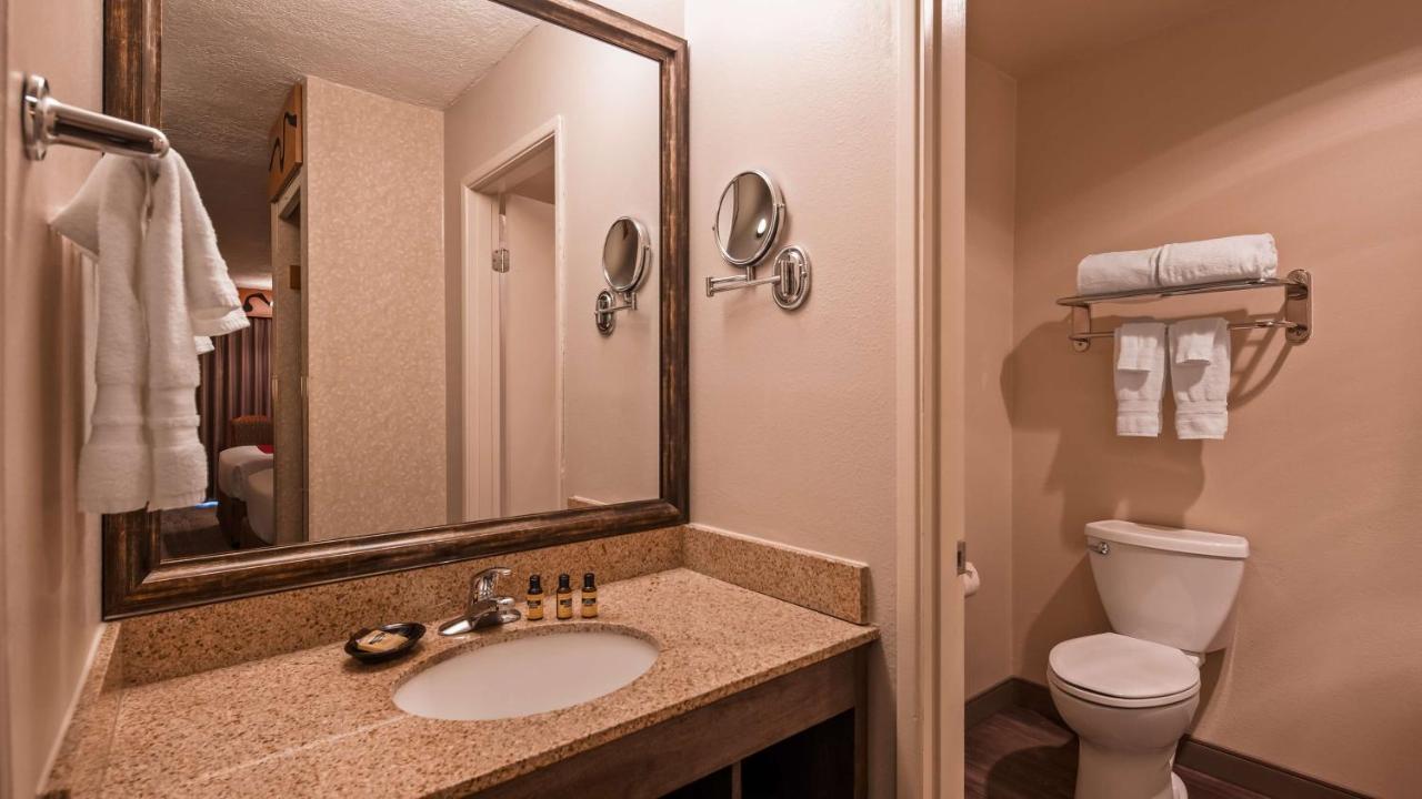 | Best Western Plus Rivershore Hotel