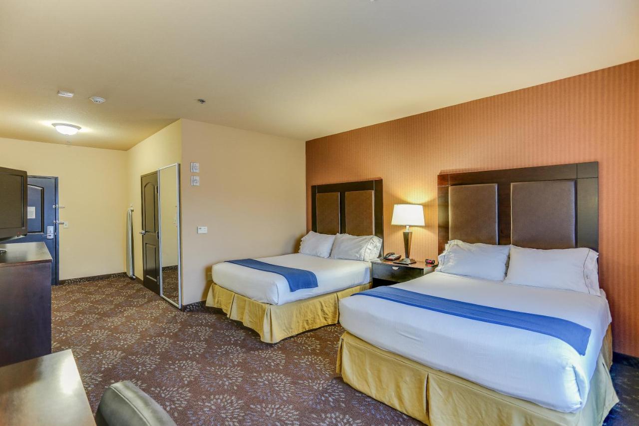 Queen Room with Two Queen Beds at Holiday Inn Express Hotel & Suites Huntsville by IHG