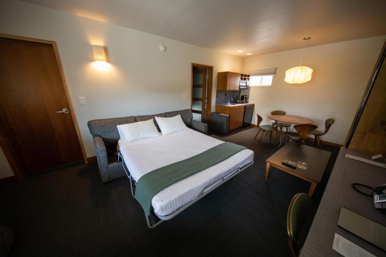 Queen Suite at Modern Hotel