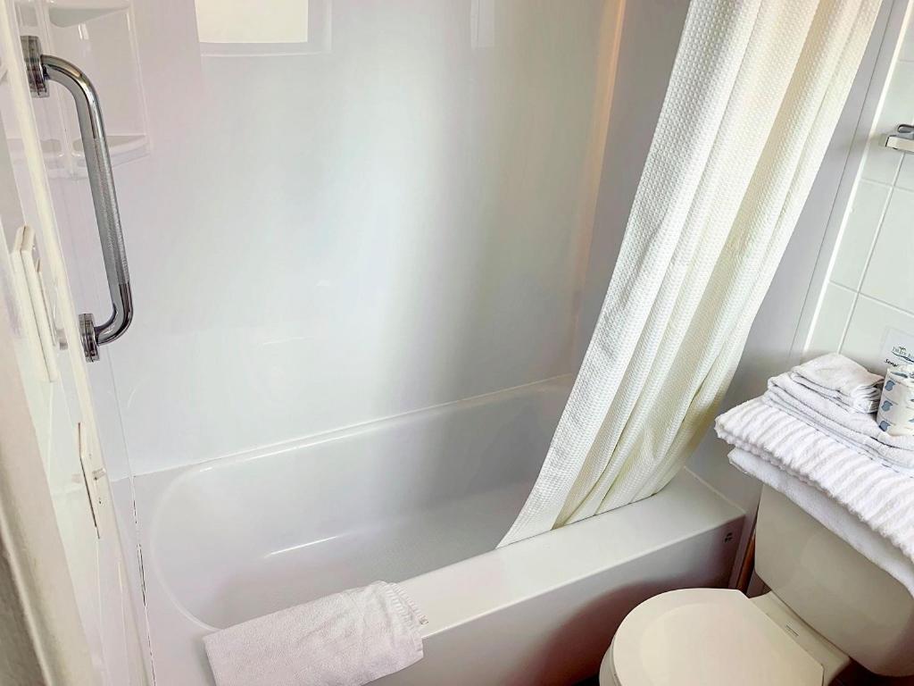 Queen Room - Non-Smoking at Ebb Tide Resort Oceanfront