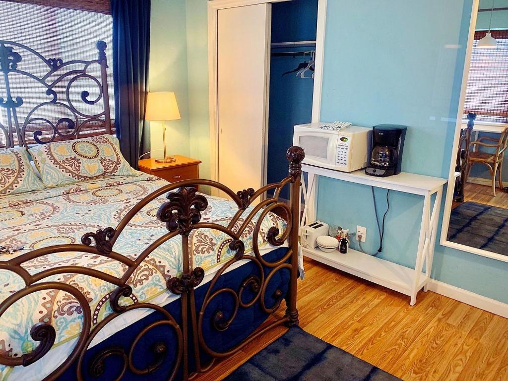 Queen Room - Non-Smoking at Ebb Tide Resort Oceanfront