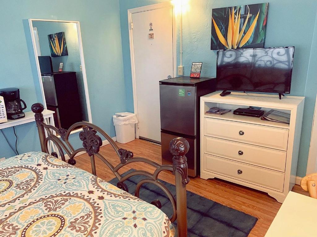 Queen Room - Non-Smoking at Ebb Tide Resort Oceanfront