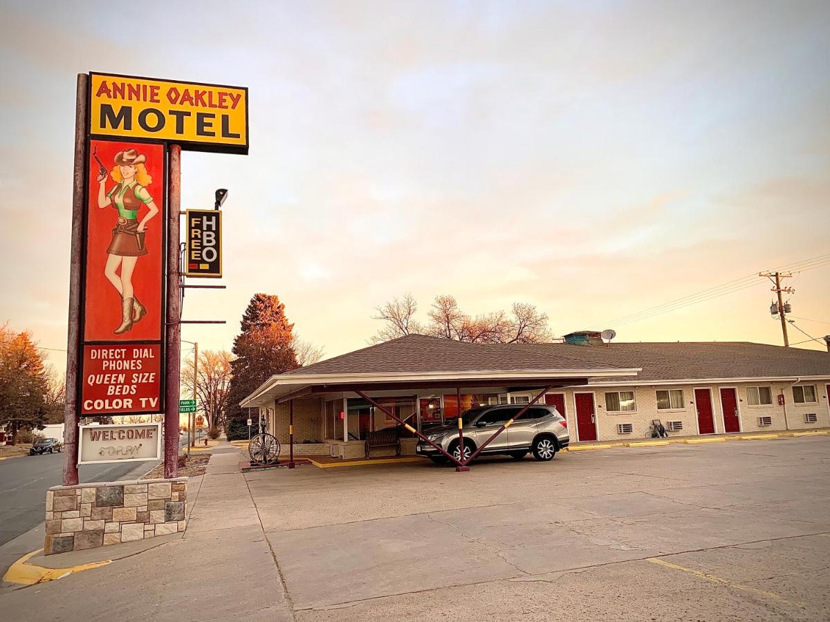 | Annie Oakley Motel Oakley