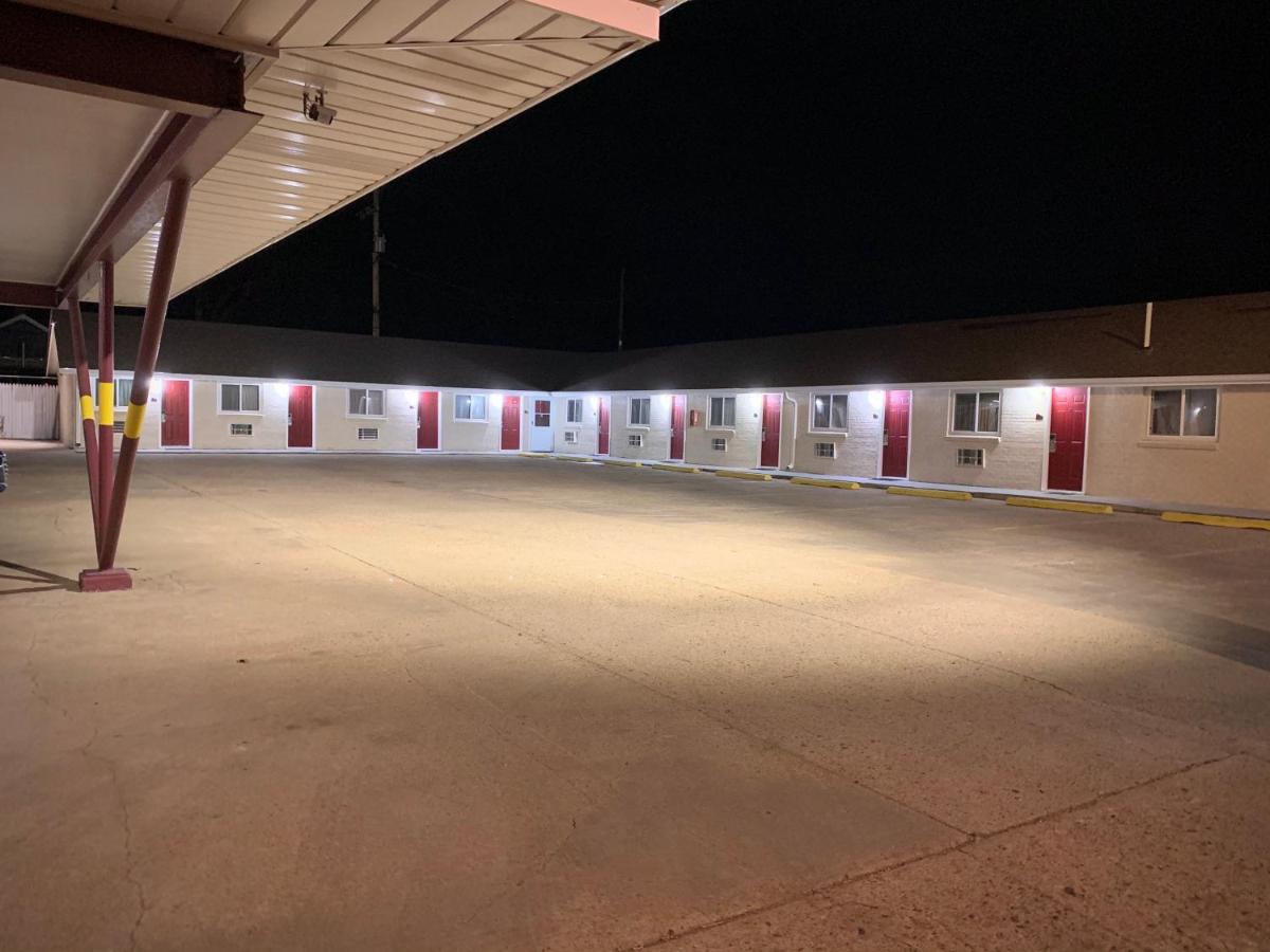 | Annie Oakley Motel Oakley