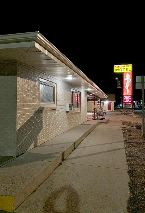 | Annie Oakley Motel Oakley