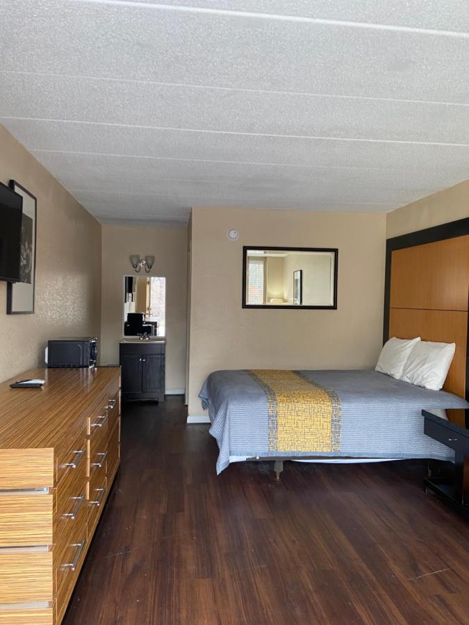 Deluxe Queen Room at APM Inn and Suites