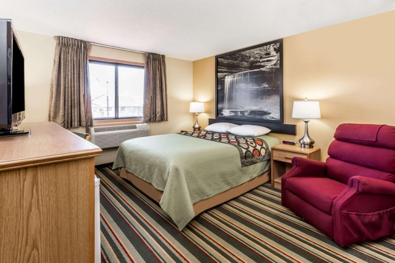 King Room - Non-Smoking at Super 8 by Wyndham Ottawa Starved Rock