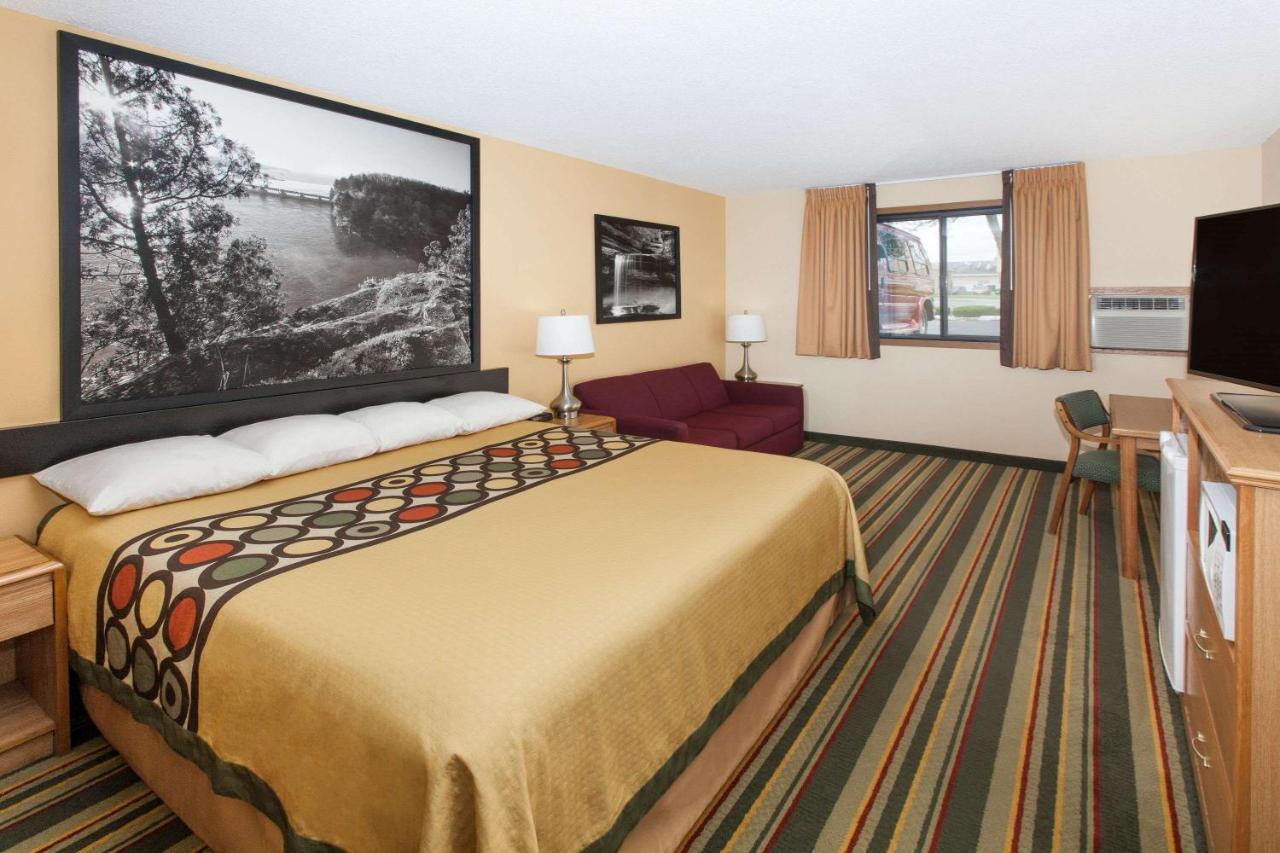 One-Bedroom King Room - Non-Smoking at Super 8 by Wyndham Ottawa Starved Rock
