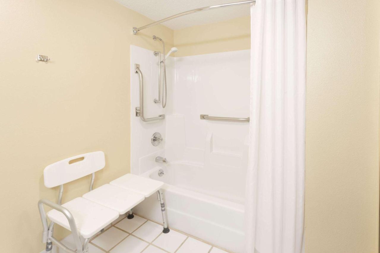 Queen Room - Mobility Access/Non-Smoking at Super 8 by Wyndham Ottawa Starved Rock