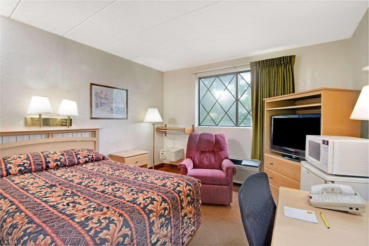 Deluxe King Room - Smoking at Super 8 by Wyndham Stamford/New York City Area