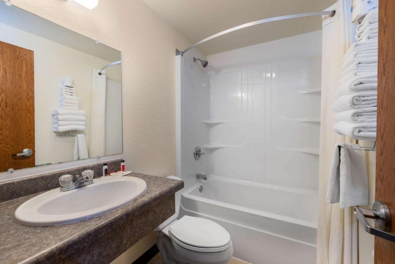 Queen Room - Non-Smoking at Super 8 by Wyndham Hill City/Mt Rushmore/ Area
