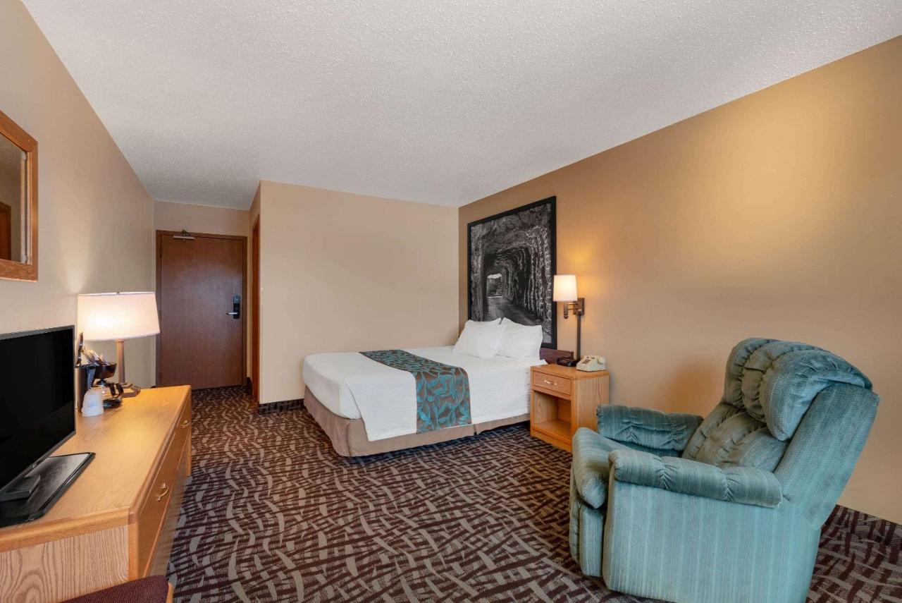 Queen Room - Disability Access/Non-Smoking at Super 8 by Wyndham Hill City/Mt Rushmore/ Area