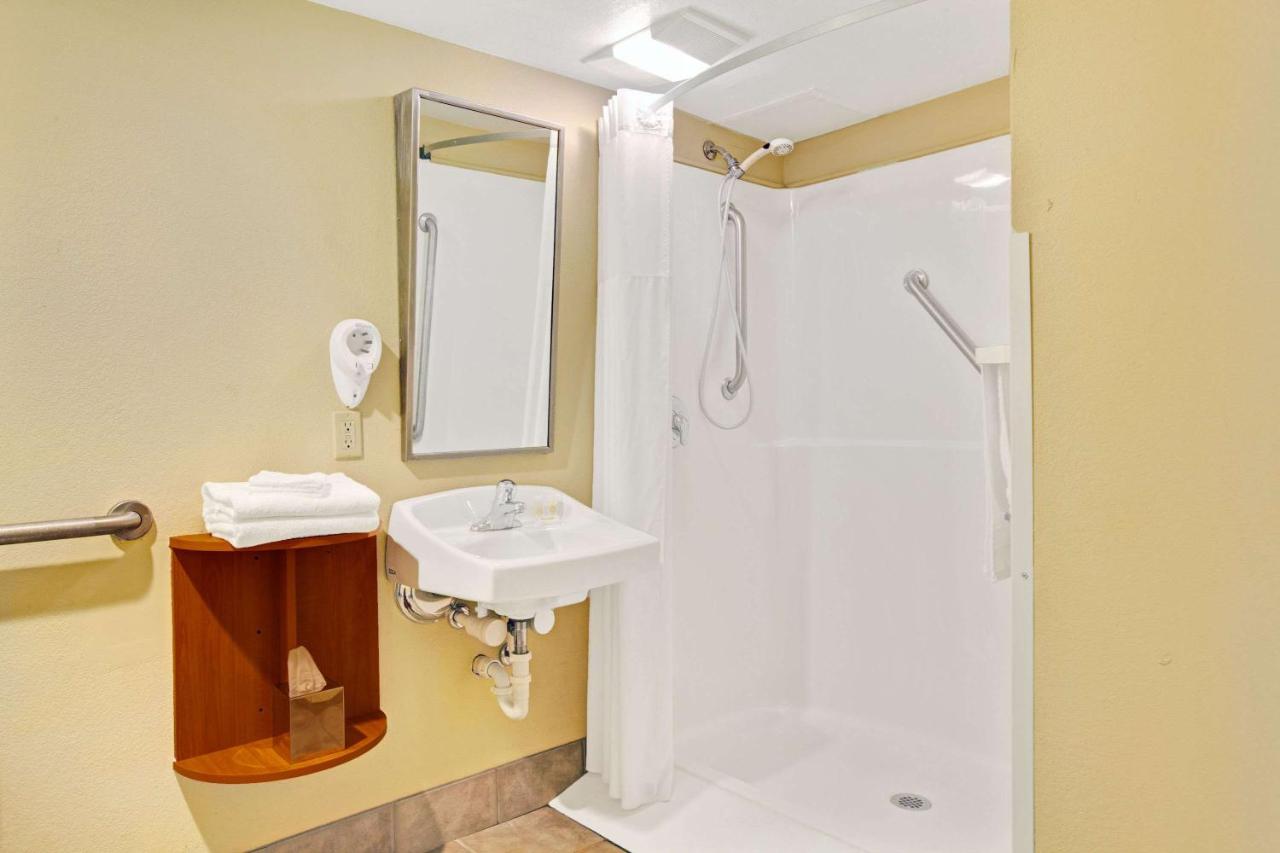 | Days Inn by Wyndham East Windsor/Hightstown