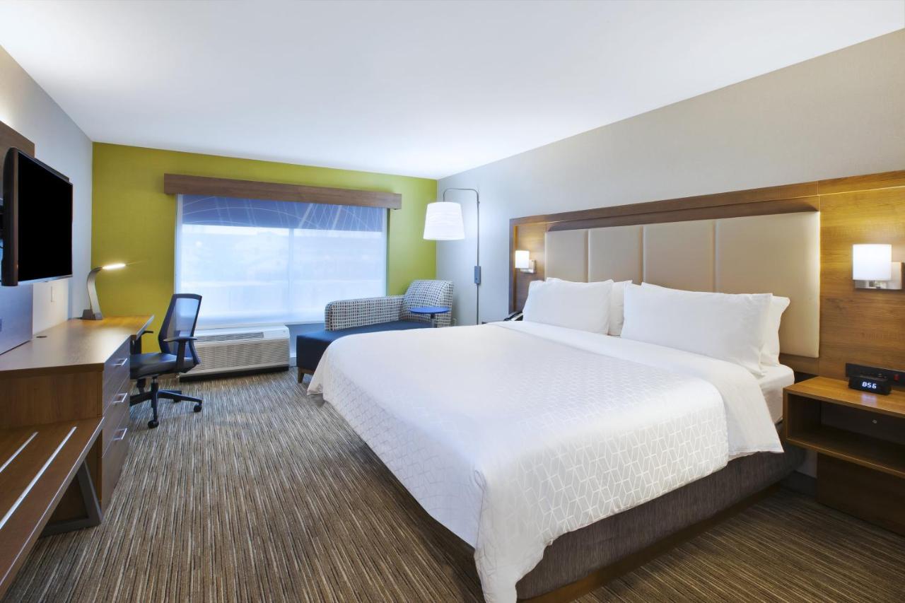 | Holiday Inn Express & Suites Grand Rapids Airport North, an IHG Hotel