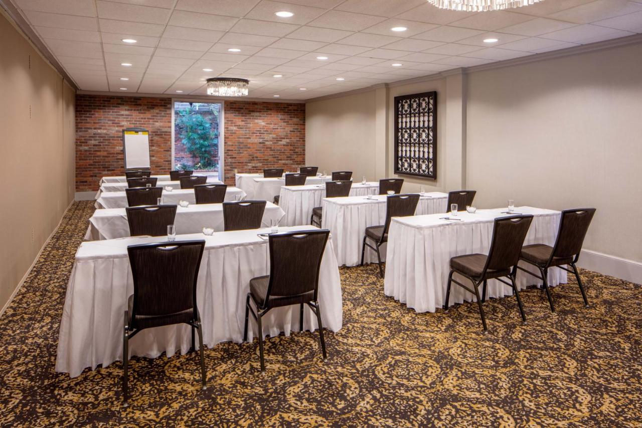 | Holiday Inn FRENCH QUARTER-CHATEAU LEMOYNE, an IHG Hotel