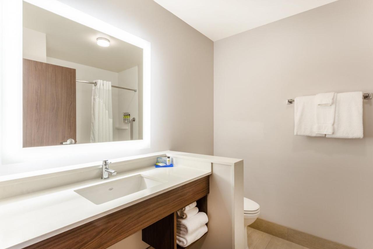 | Holiday Inn Express & Suites Springfield North, an IHG Hotel