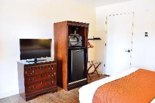 Room #33377212 at Best Western Rose Garden Inn