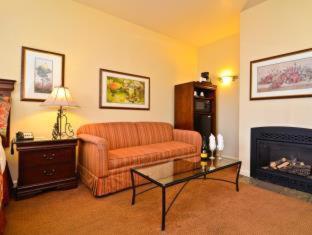 Room #33377213 at Best Western Rose Garden Inn