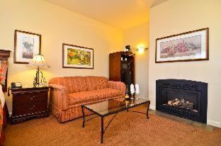 Room #33377217 at Best Western Rose Garden Inn