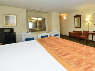 Room #31142511 at Deluxe Inn Wytheville