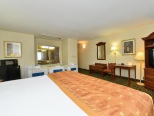 Room #31142514 at Deluxe Inn Wytheville