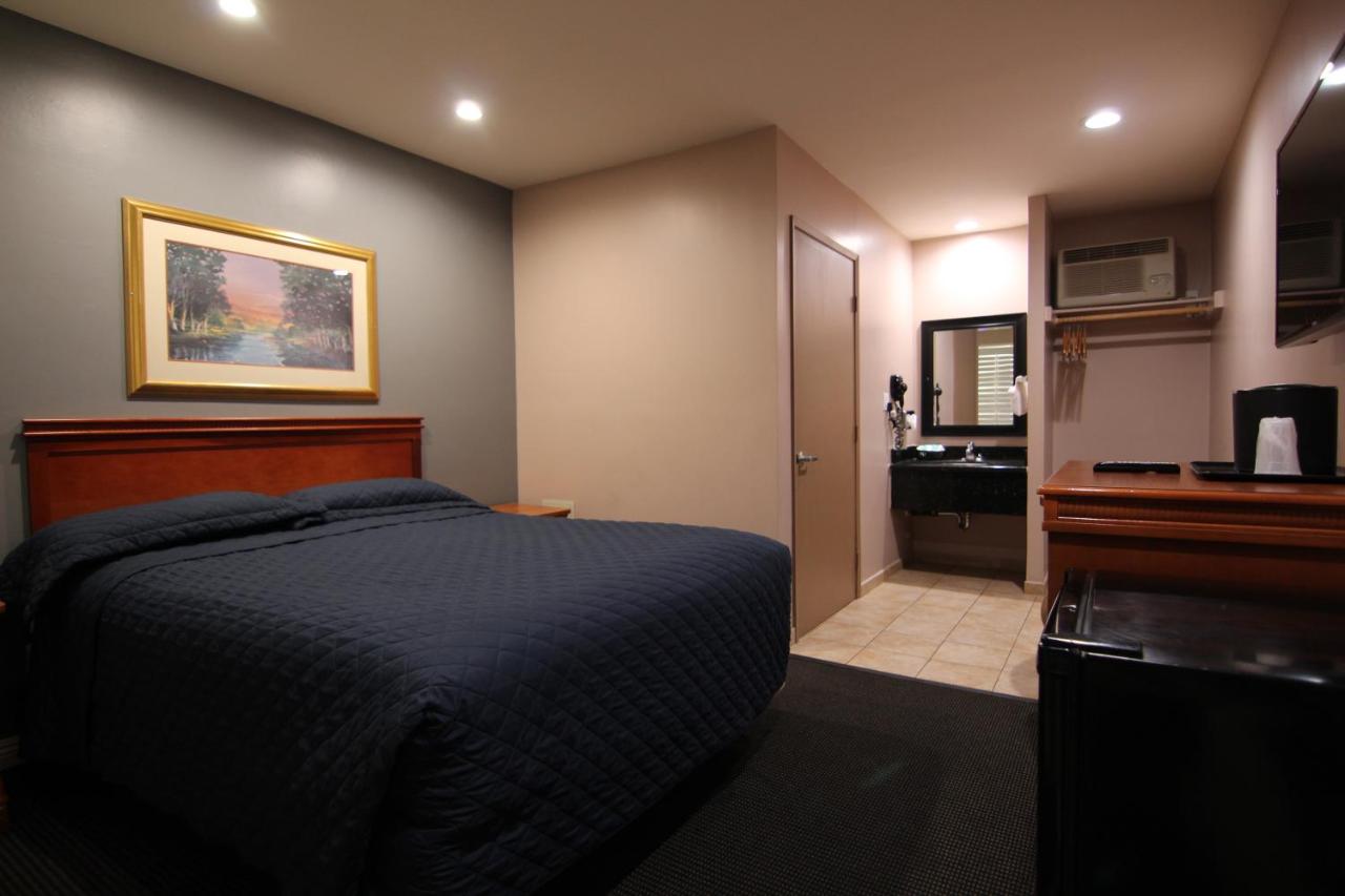 Queen Room - Disability Access at Dunes Inn Sunset