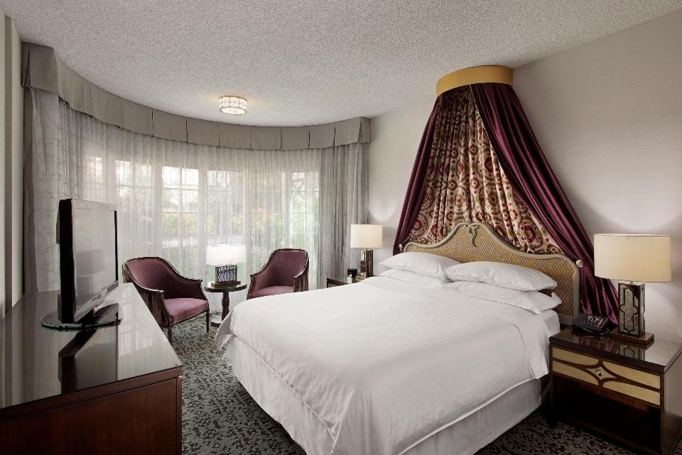 | Anaheim Majestic Garden Hotel