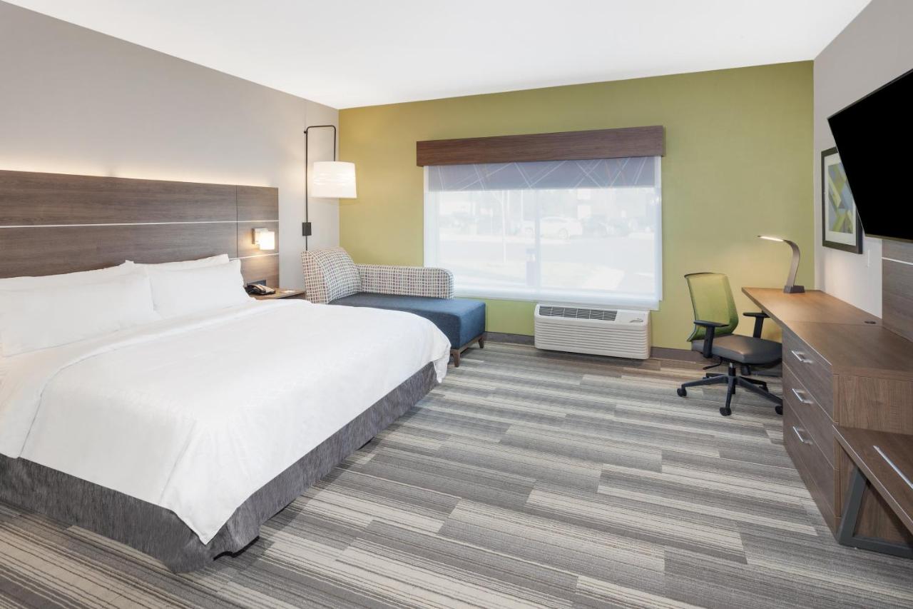 King Room - Hearing Accessible - Non-Smoking at Holiday Inn Express & Suites Hudson I-94 by IHG