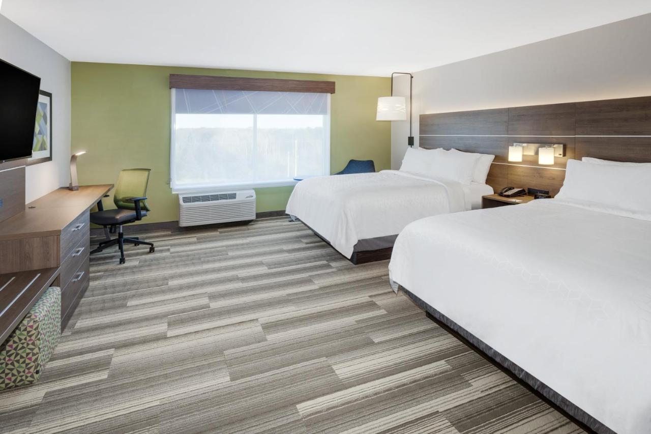Deluxe Twin Room - Hearing Accessible at Holiday Inn Express & Suites Hudson I-94 by IHG