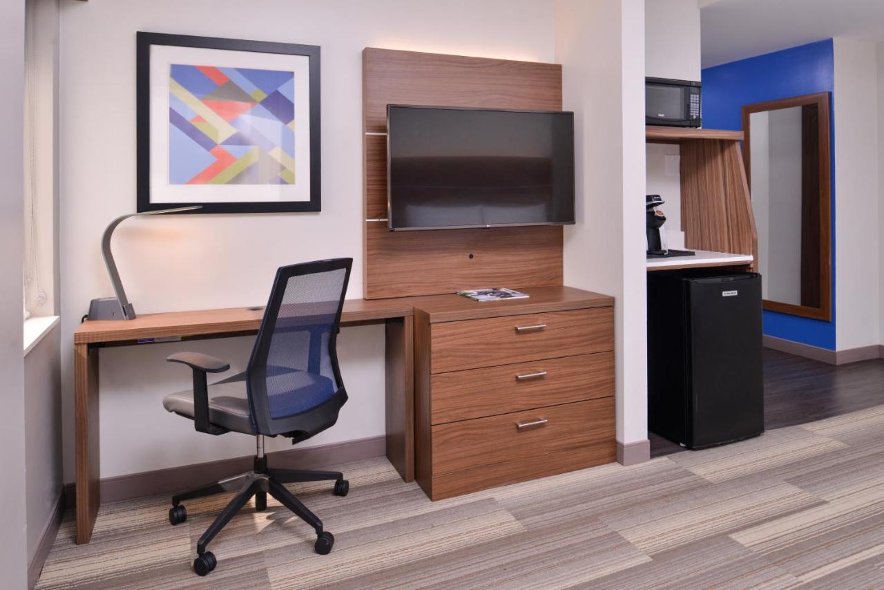 King Room - Mobility Access/Roll in Shower - Non-Smoking at Holiday Inn Express New Orleans - Arts District by IHG