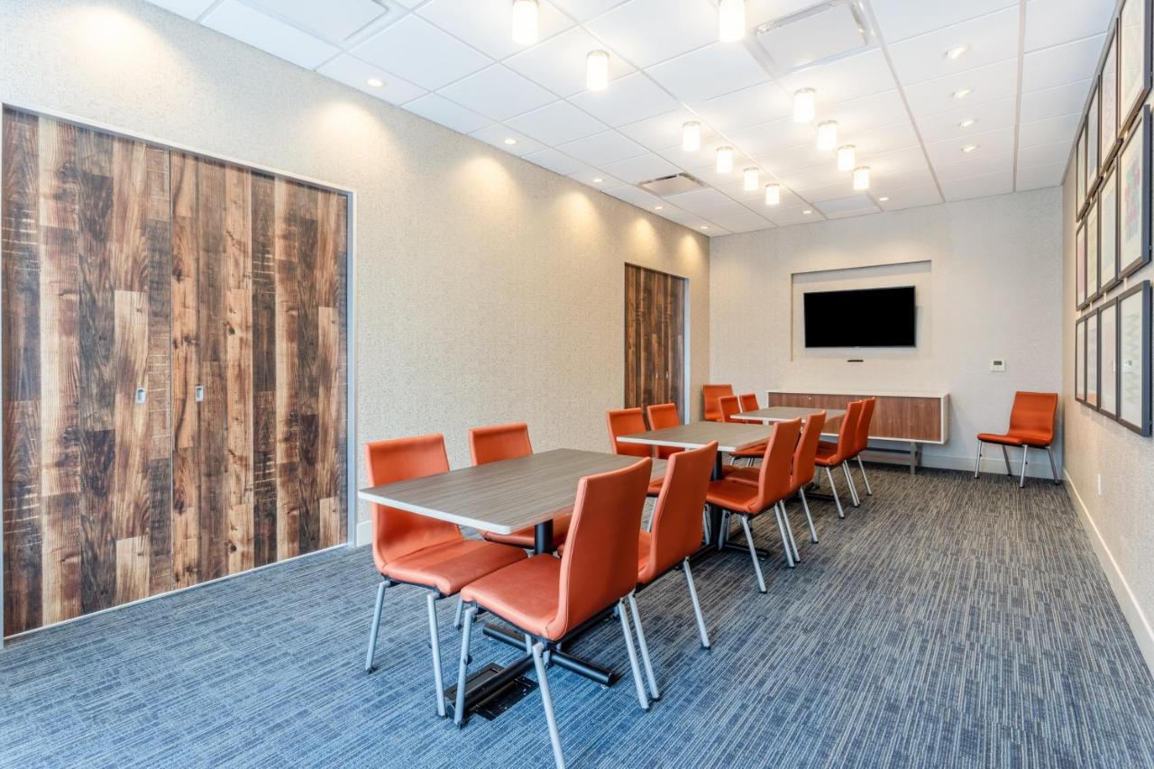 | Holiday Inn Express & Suites Springfield North, an IHG Hotel