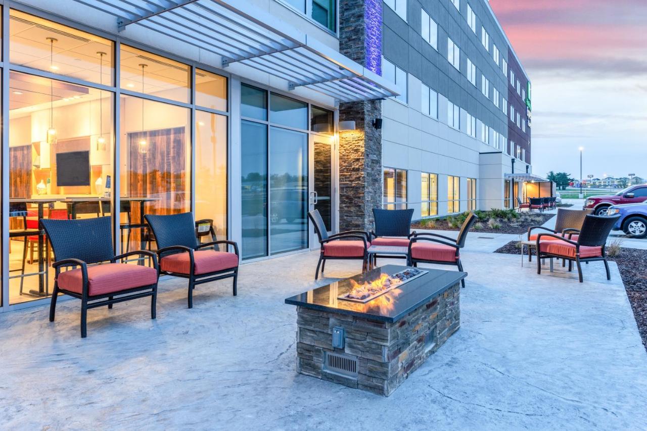 | Holiday Inn Express & Suites Springfield North, an IHG Hotel