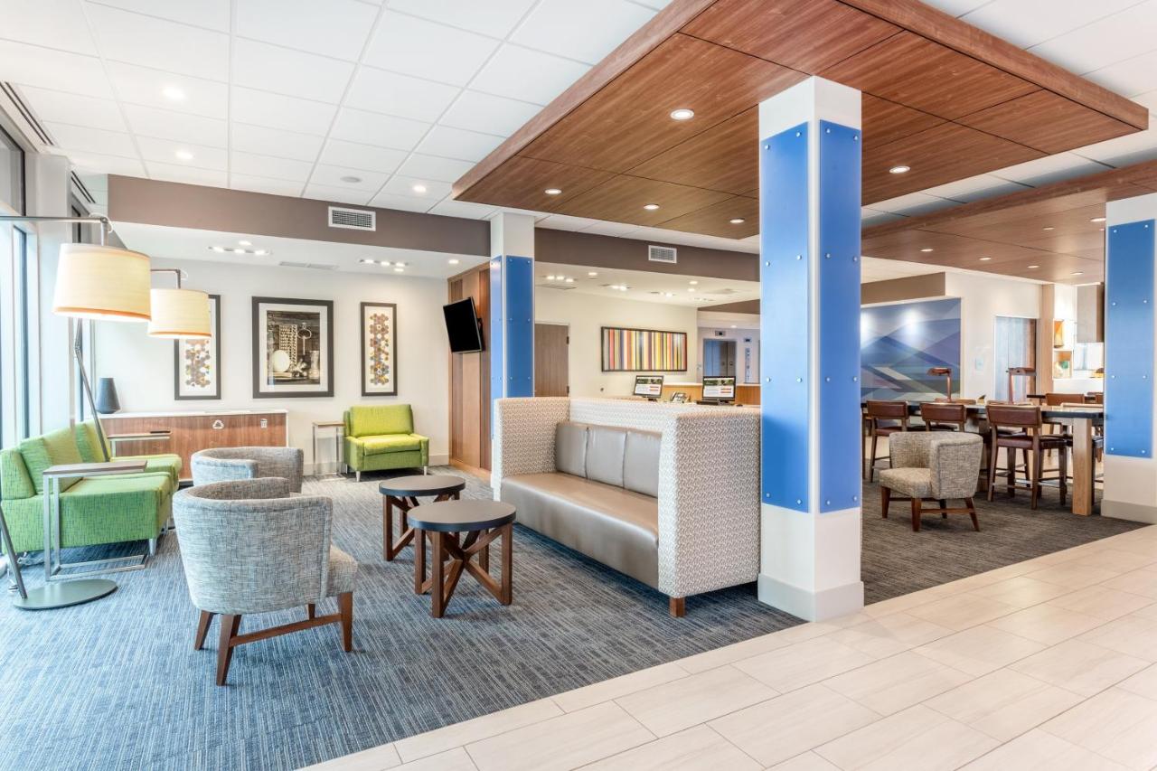| Holiday Inn Express & Suites Springfield North, an IHG Hotel