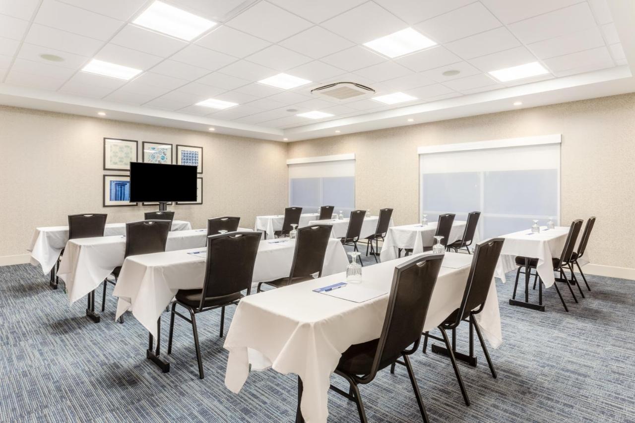| Holiday Inn Express & Suites Springfield North, an IHG Hotel