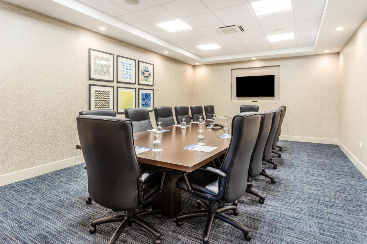 | Holiday Inn Express & Suites Springfield North, an IHG Hotel