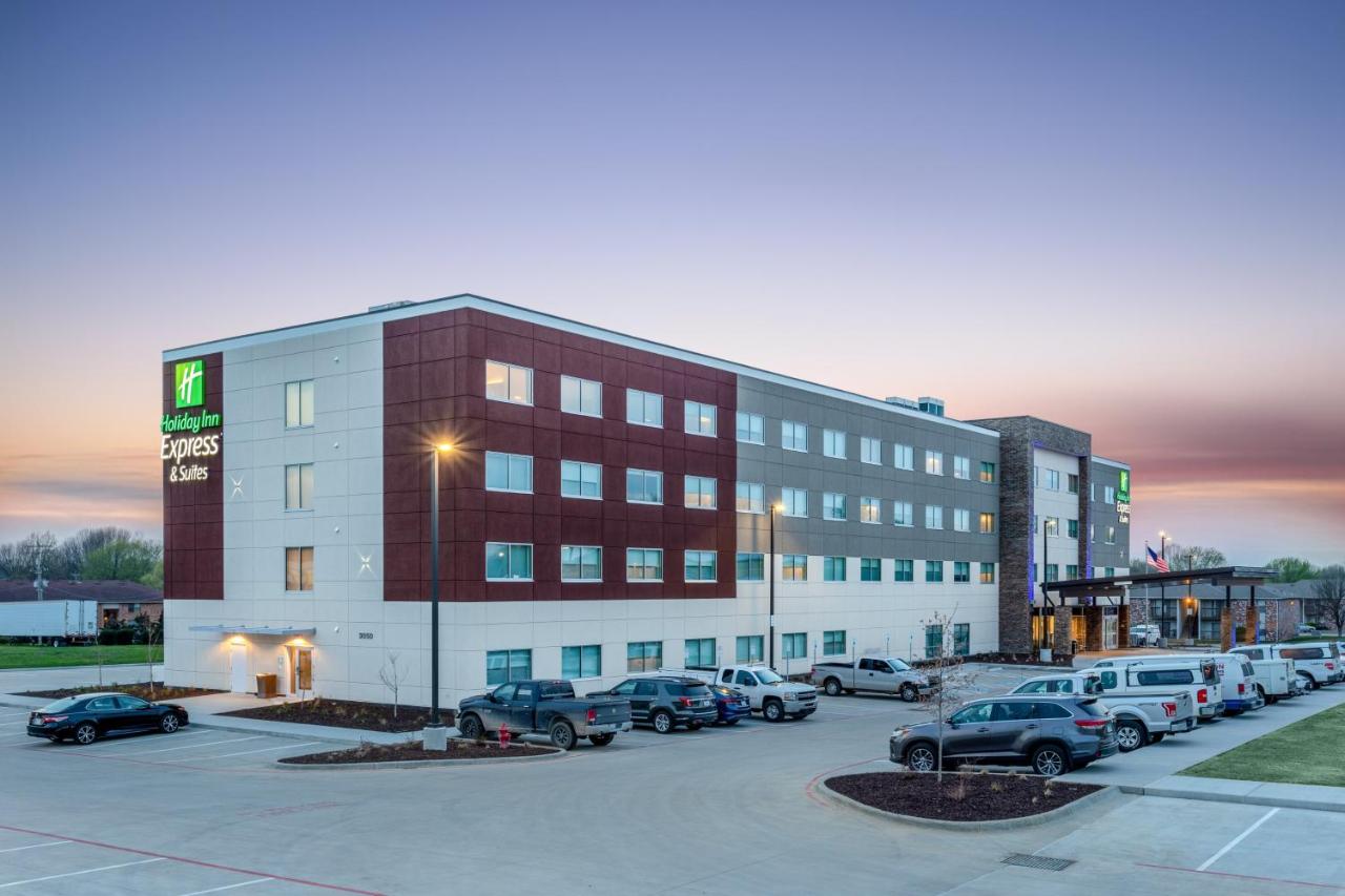 | Holiday Inn Express & Suites Springfield North, an IHG Hotel