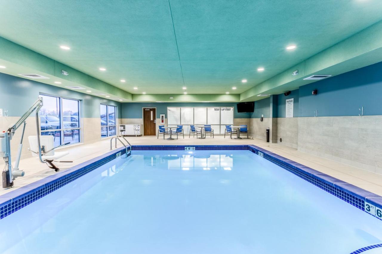 | Holiday Inn Express & Suites Springfield North, an IHG Hotel