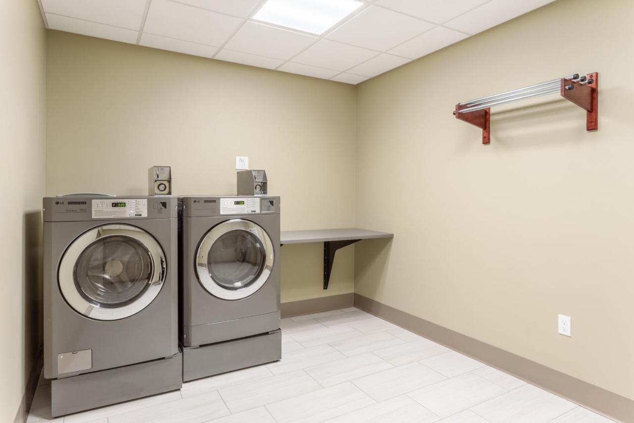 | Holiday Inn Express & Suites Springfield North, an IHG Hotel