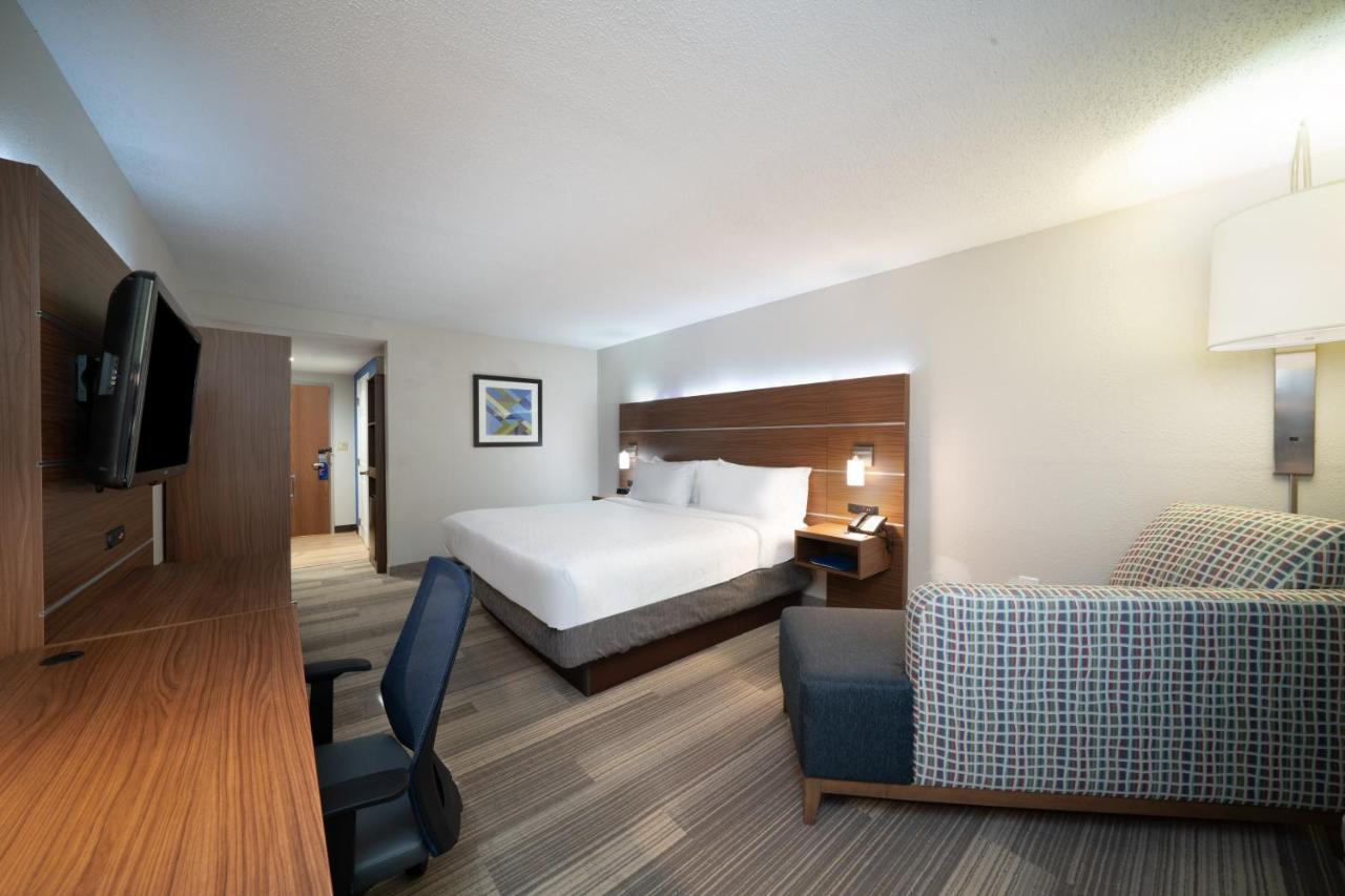 King Room with Hearing Mobility Accessible Tub - Non-Smoking at Holiday Inn Express Prince Frederick, an IHG Hotel