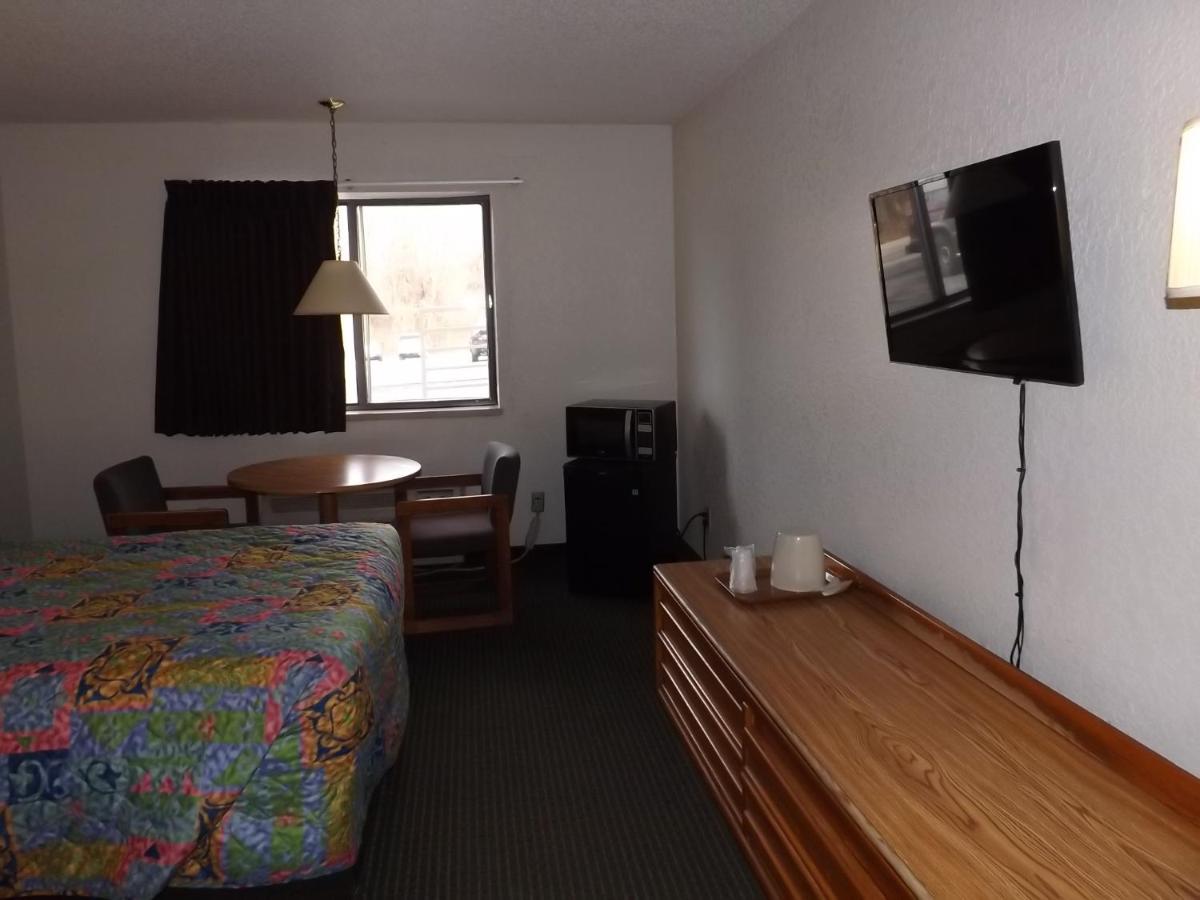 Queen Room - Non-Smoking at KCI Lodge