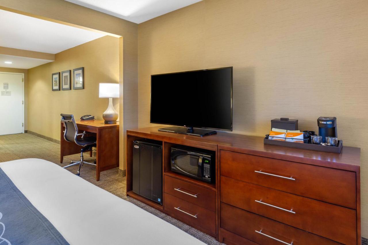 King Suite - Accessible/Non-Smoking at Comfort Inn & Suites Logan International Airport