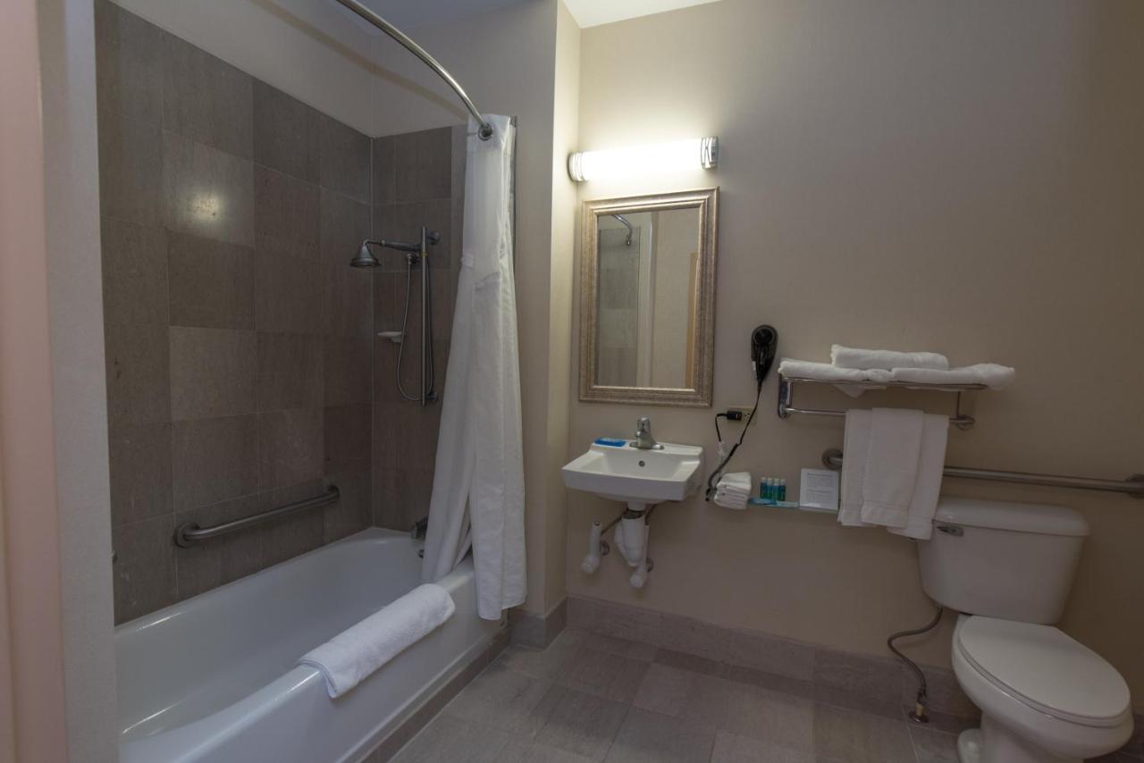 Suite - Mobility Access/Hearing Accessible at Holiday Inn Express Hotel & Suites in North East (Erie) by IHG