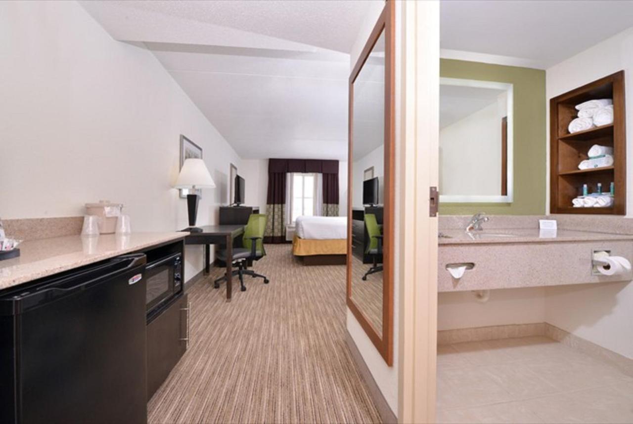 Deluxe King Room - Hearing Accessible at Holiday Inn Express Hotel & Suites Mooresville - Lake Norman by IHG