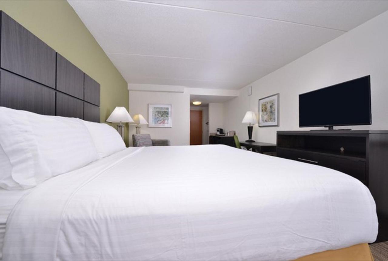 Deluxe King Room - Hearing Accessible at Holiday Inn Express Hotel & Suites Mooresville - Lake Norman by IHG