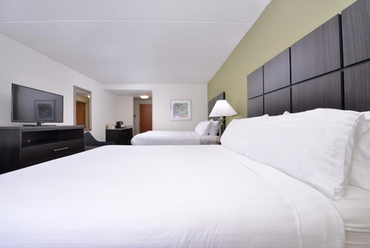 Queen Room with Two Queen Beds - Disability Access at Holiday Inn Express Hotel & Suites Mooresville - Lake Norman by IHG