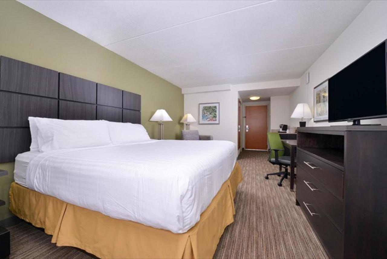 Deluxe King Room - Hearing Accessible at Holiday Inn Express Hotel & Suites Mooresville - Lake Norman by IHG