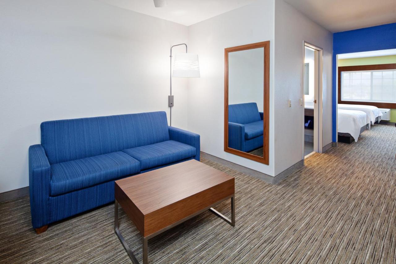 Queen Suite at Holiday Inn Express & Suites Rancho Mirage - Palm Spgs Area by IHG