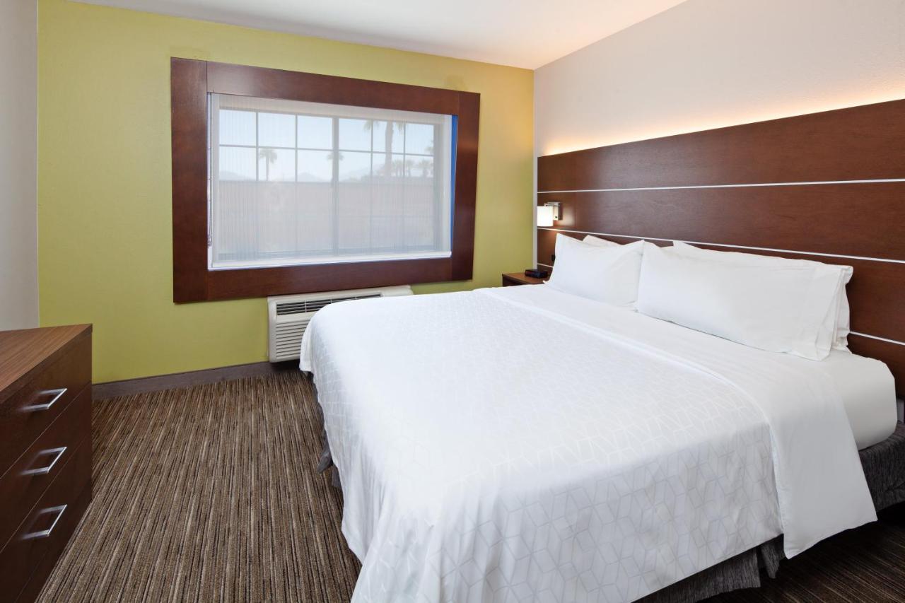 King Suite at Holiday Inn Express & Suites Rancho Mirage - Palm Spgs Area by IHG