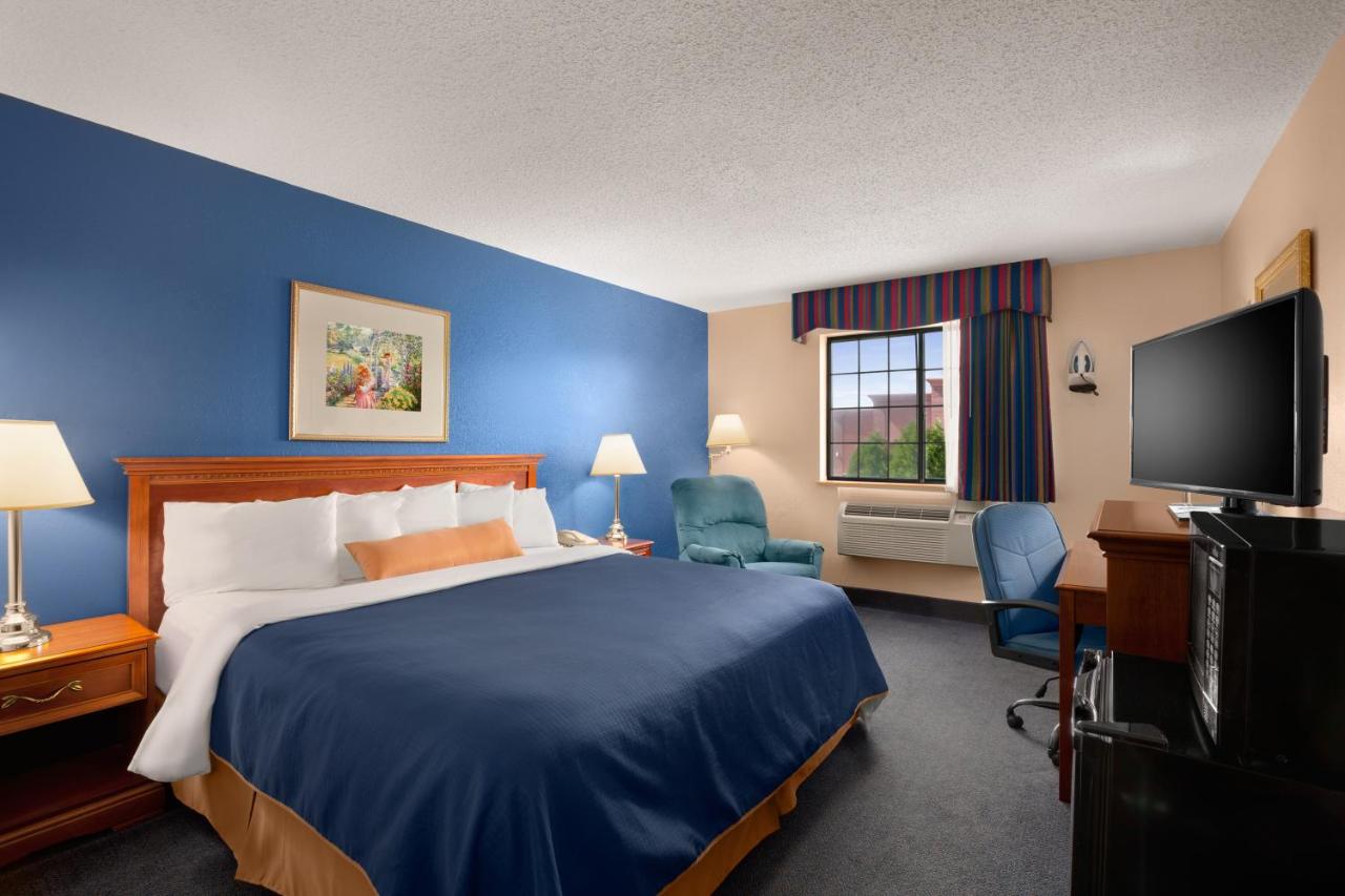 King Room - Disability Access/Non-Smoking at Days Inn by Wyndham Keene NH