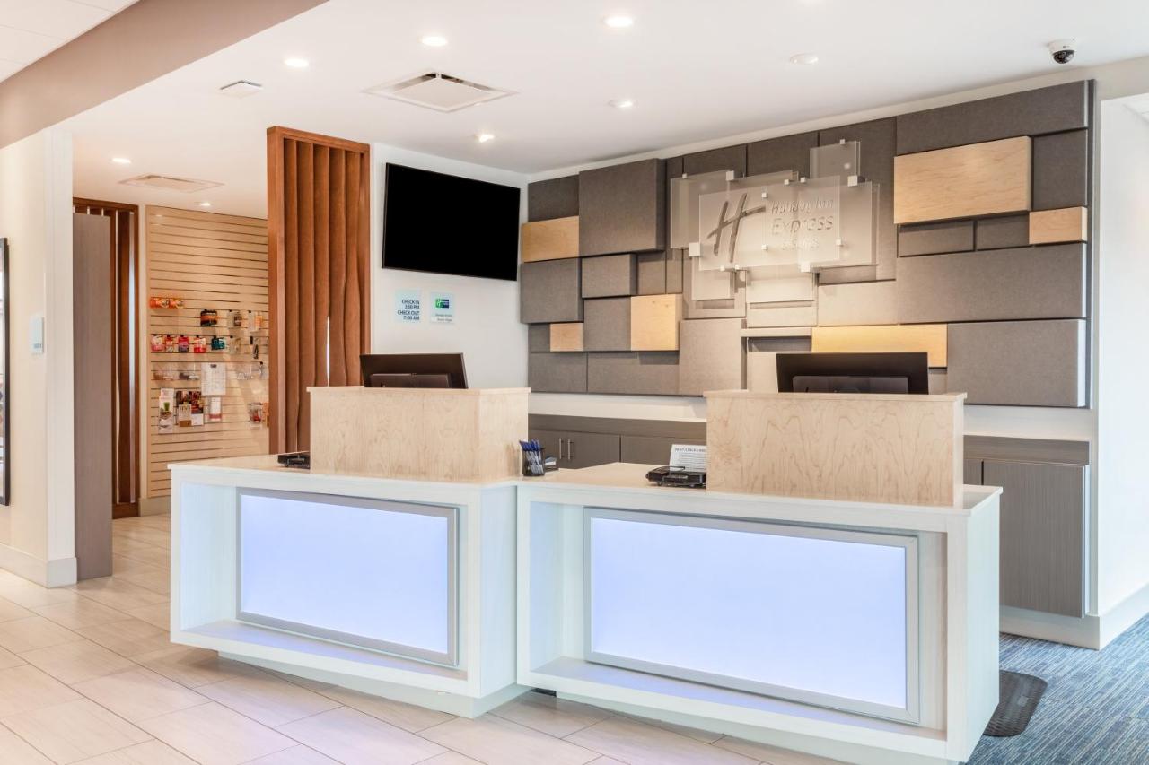 | Holiday Inn Express & Suites Springfield North, an IHG Hotel
